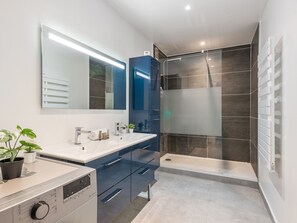 Een douche, een haardroger, handdoeken