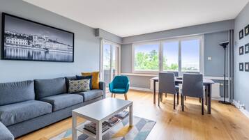 Télévision, table de tennis de table, livres