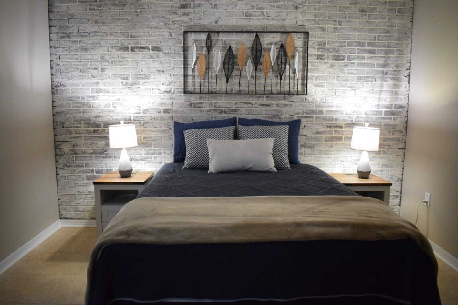 5 soverom, skrivebord, strykejern/-brett og reiseseng for barn