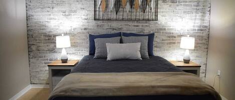 5 habitaciones, escritorio y tabla de planchar con plancha