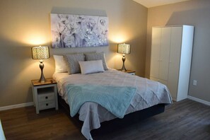 5 Schlafzimmer, Schreibtisch, Bügeleisen/Bügelbrett, Reisekinderbett