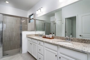 Shower, towels - Welcome to your home away from home in Fort Myers, Florida! (Fort Myers)