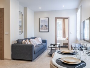 TV - Garden-level apartment, 10-min. on foot to City Center (Cannes)
