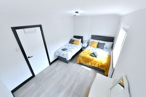 3 chambres, fer et planche à repasser, Wi-Fi, draps fournis