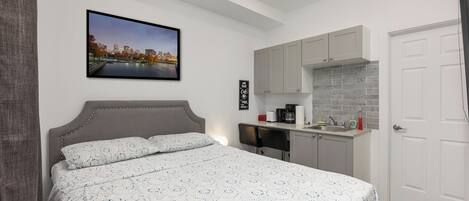 Iron/ironing board, WiFi, bed sheets