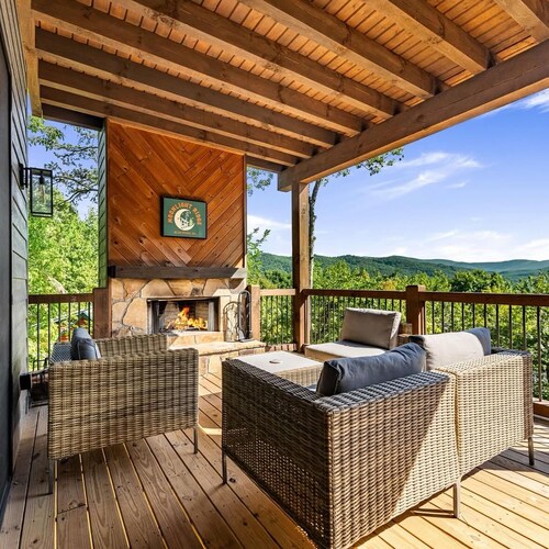 Mountain View Cabin: Hot Tub, Game Room, 7 min to Town