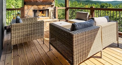Mountain View Cabin: Hot Tub, Game Room, 7 min to Town