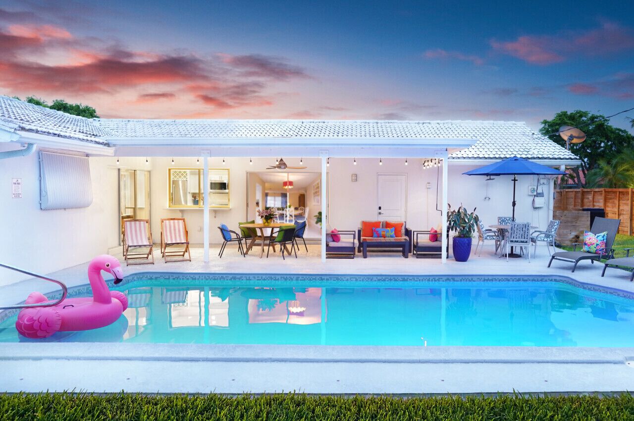 Heated Salt Pool, Huge Yard and Walk To The Beach!