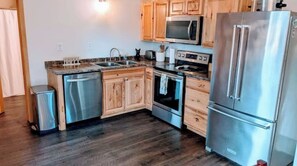 Fridge, microwave, oven, stovetop - Cozy Lakeside Lodge w/Private Dock and Kids' Kayaks (Olney)