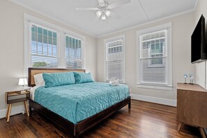 2 bedrooms, desk, iron/ironing board, travel crib - Island Pride Coastal Cottage - 2 King Beds on the East End! (Galveston)