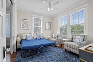 2 Schlafzimmer, Schreibtisch, Bügeleisen/Bügelbrett, Reisekinderbett