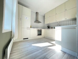 Fridge, oven - 1St Floor oasis (Rogaland)