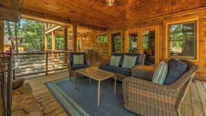 Terrace/patio - Whiskey Blue - Pet Friendly | Hot Tub | Arcade Video Games (Mineral Bluff)
