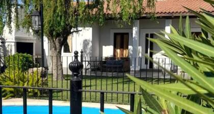 CASA POR LOS CAMINOS DEL VINO EN UN LUGAR DE VIÑEDOS PRIVILEGIADO DE MENDOZA