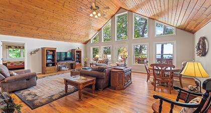 4,000ft in Elevation with Layered Mtn Views, HOT TUB, Wifi, Firepit, and privacy