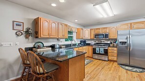 Frigorifero, microonde, forno, piano cottura