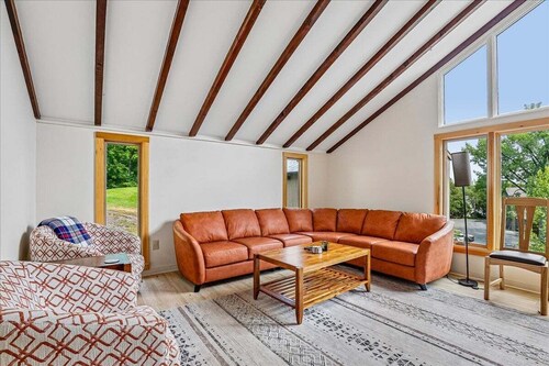 The Mercer House: 4 br w/ a/c, walkable Village location! Cady Hill Bike trails!