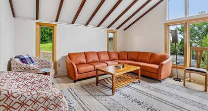 The Mercer House: 4 br w/ a/c, walkable Village location! Cady Hill Bike trails!