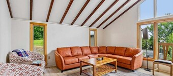 The Mercer House: 4 br w/ a/c, walkable Village location! Cady Hill Bike trails!