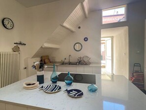 ثلاجة، فرن، غسالة أطباق، مستلزمات طهي/أطباق/أوعية