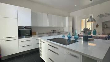 Frigorifero, forno, lavastoviglie, pentole/stoviglie/utensili