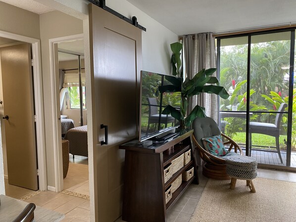 Interior - Steps to the Beach + 5-Min Walk to bites and bars (Kihei)
