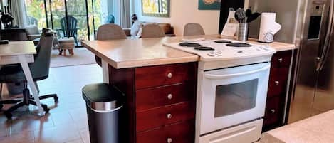 Kühlschrank, Mikrowelle, Ofen, Herdplatte