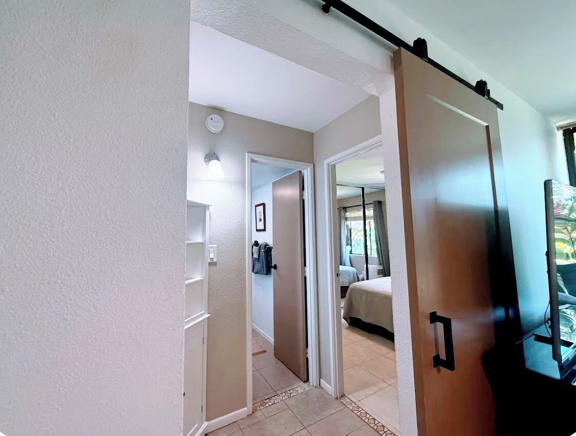 2 habitaciones, escritorio y tabla de planchar con plancha 