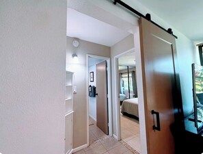 2 habitaciones, escritorio y tabla de planchar con plancha 