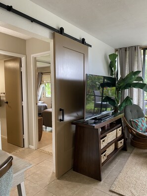 Interior - Steps to the Beach + 5-Min Walk to bites and bars (Kihei)