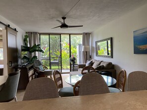 TV - Steps to the Beach + 5-Min Walk to bites and bars (Kihei)
