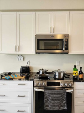 Refrigerador, microondas, horno y parrilla de estufa