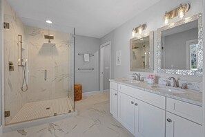 Combined shower/bathtub, towels - Shipyard Family Villa w/ Deck, Golf Views, Complex Pool (Hilton Head Island)
