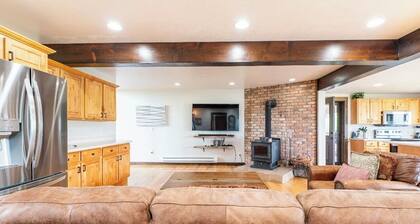 4BR 4BA multi-family with multiple outdoor & indoor living spaces, hot tub, BBQ.