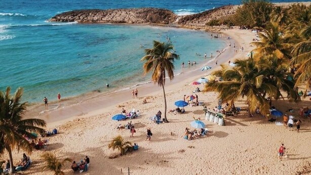 Una playa cerca, sillas reclinables de playa, toallas de playa