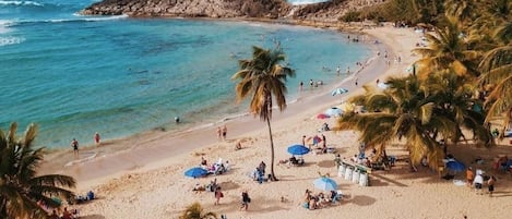 In Strandnähe, Liegestühle, Strandtücher