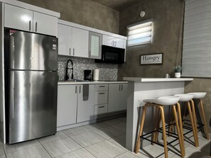 Kühlschrank, Mikrowelle, Herdplatte, Wasserkocher mit Kaffee-/Teezubehör