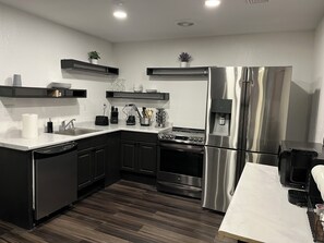 Kühlschrank, Mikrowelle, Ofen, Herdplatte