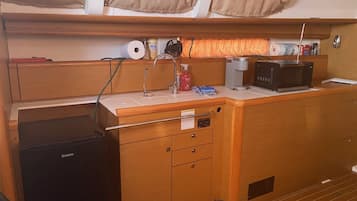 Kühlschrank, Kochgeschirr/Geschirr/Besteck, Küchenrolle, Esstisch