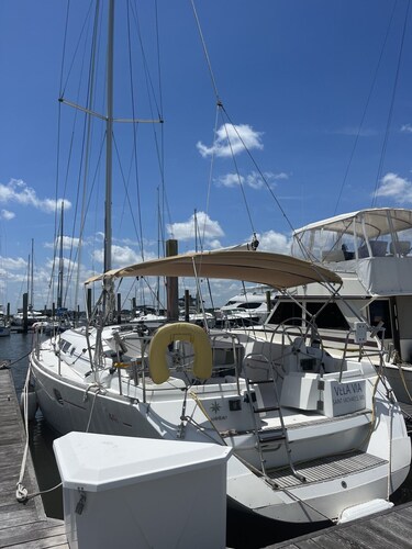 CHARLESTON, SC 
Sailing charters on Vela Via 45' yacht, on Charleston's battery