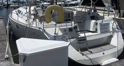 CHARLESTON, SC
Sailing charters on Vela Via 45' yacht, on Charleston's battery
