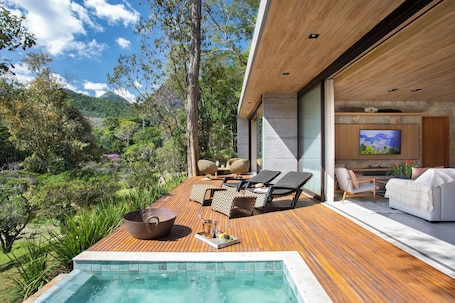 Luxury Cottage, 2 Bedrooms, Jetted Tub, Garden View | Balcony