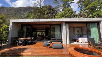 Casa de campo, 2 quartos, banheira de imersão, vista para o jardim | Sacada