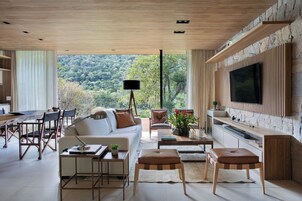 Casa de campo superluxo, 2 quartos, banheira de hidromassagem, vista para o jardim | Área de estar | Smart TV 42 polegadas com canais a cabo, Netflix, smart speakers