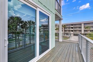 Property grounds - Dog Friendly! 7 bedrooms 7 full bathrooms and 2 half baths plus 3 kitchens! Sleeps 21 people! (Fernandina Beach)