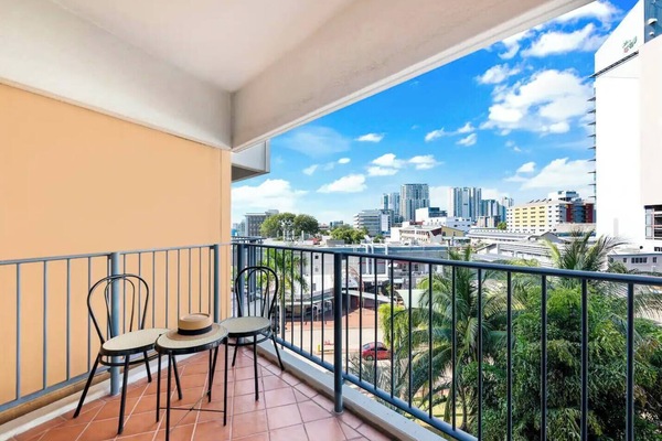 Enjoy your morning from the sunny private balcony, taking in views across Darwin’s city skyline.