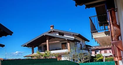 2-story house and courtyard, Lake Major area