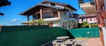 2-story house and courtyard, Lake Major area