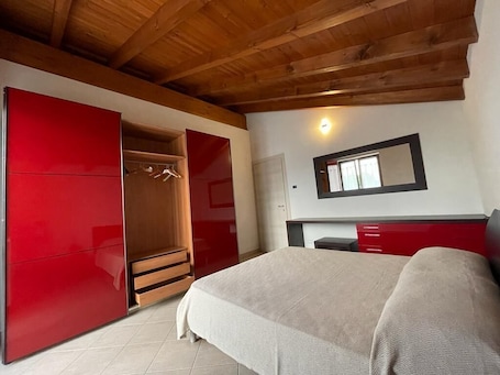 3 bedrooms, free WiFi, bed sheets, wheelchair access. 2-story house and courtyard, Lake Major area