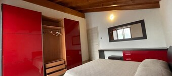 2-story house and courtyard, Lake Major area